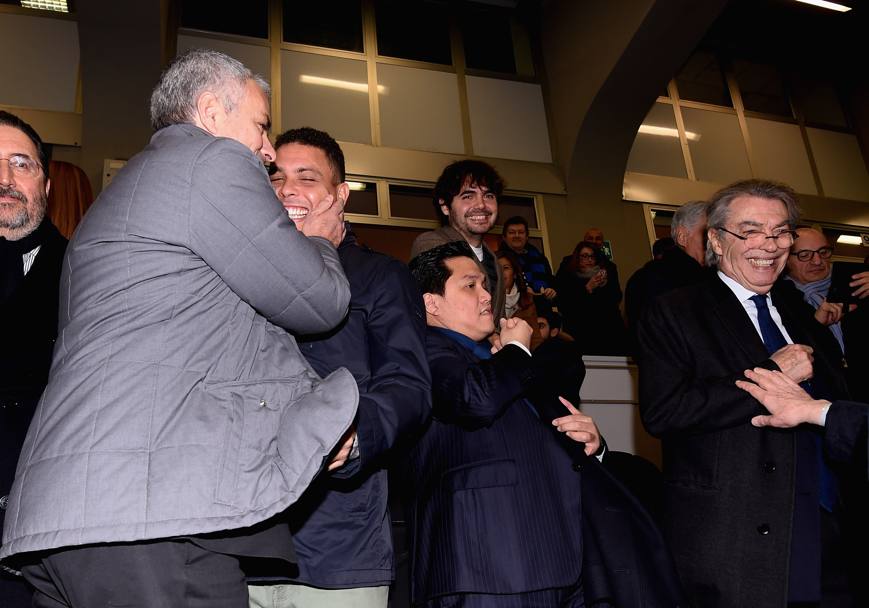 Mourinho e Ronaldo si abbracciano sugli spalti. Getty